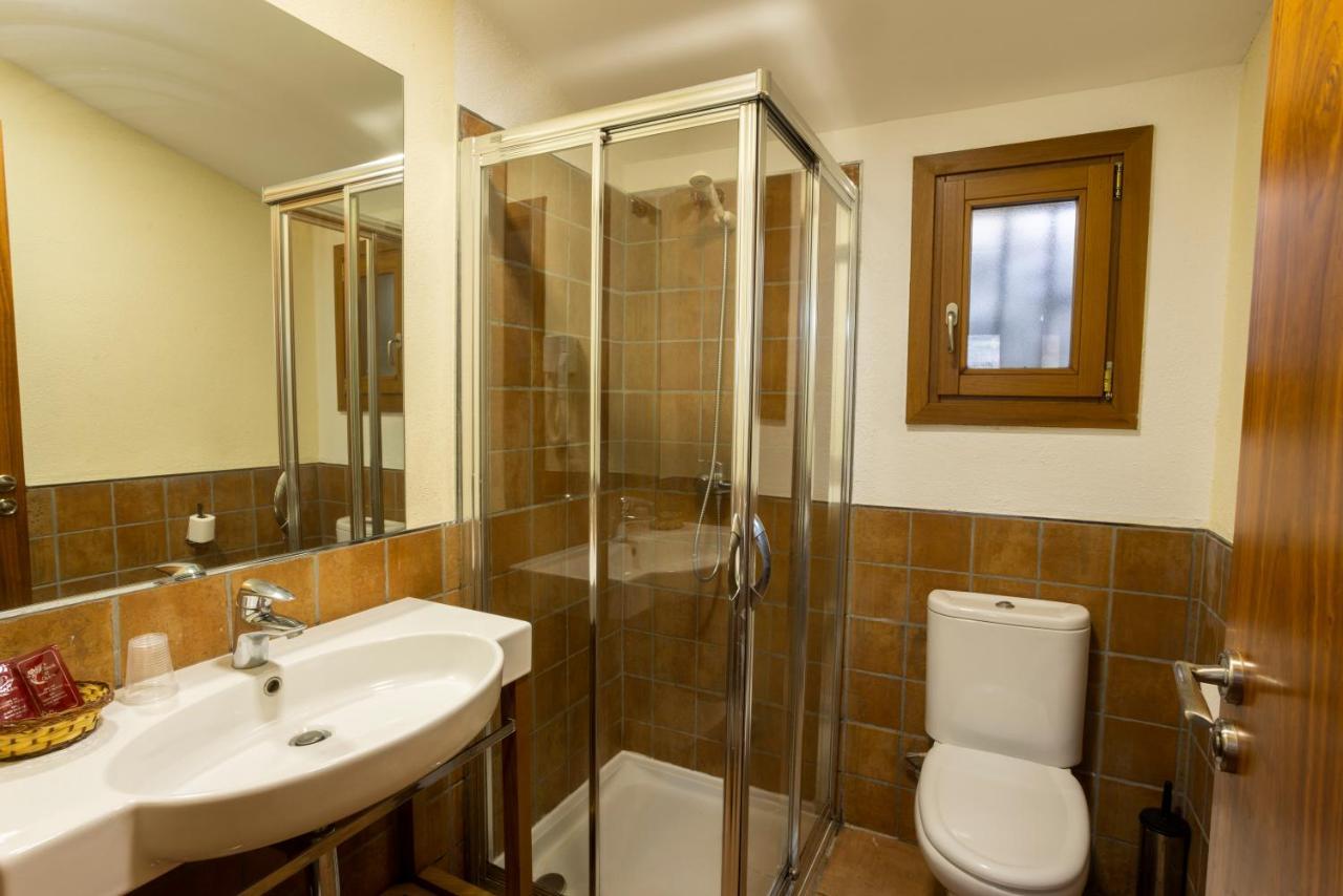 Hostal Les Roquetes ケラルブス エクステリア 写真